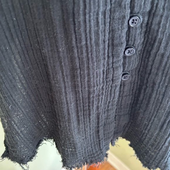 Urban Outfitters Addison Button-Front Blouse. Black size S. Raw hem, side vent. - Picture 6 of 16